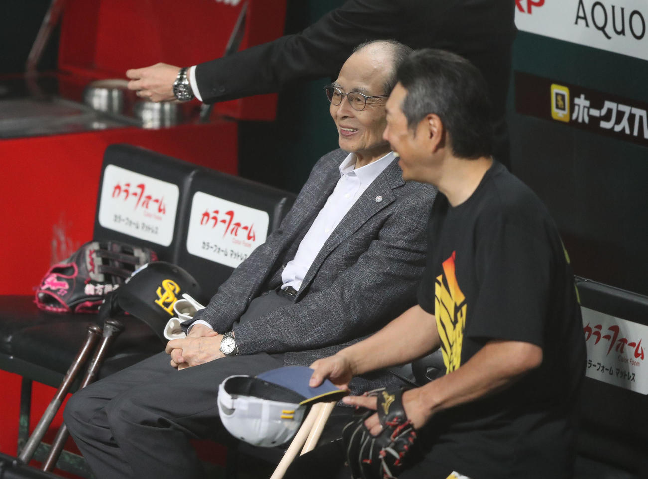 練習中に談笑する王球団会長（左）と小久保監督（撮影・鬼束羽瑠菜）