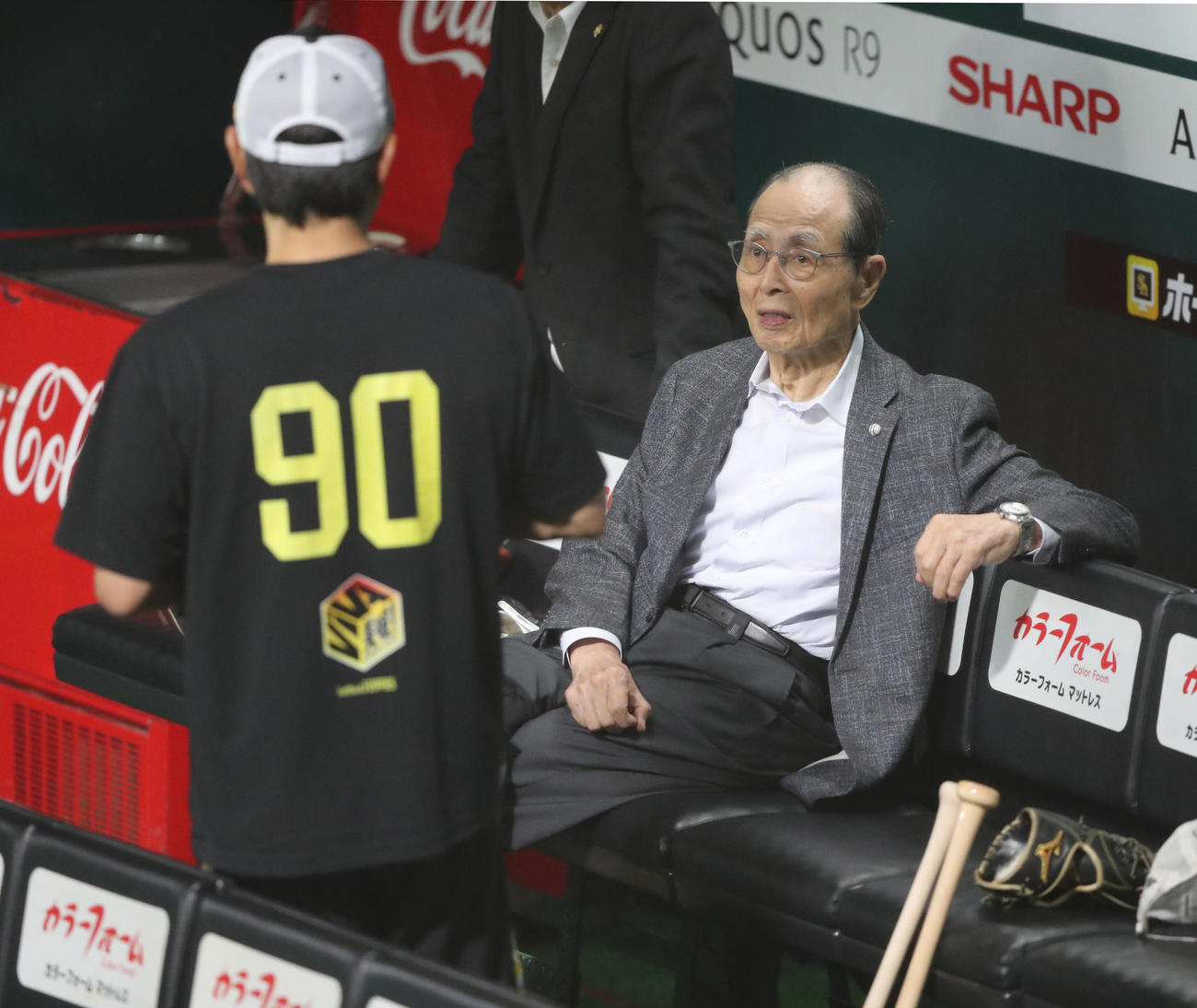 練習中に談笑する王球団会長（左）と小久保監督（撮影・鬼束羽瑠菜）