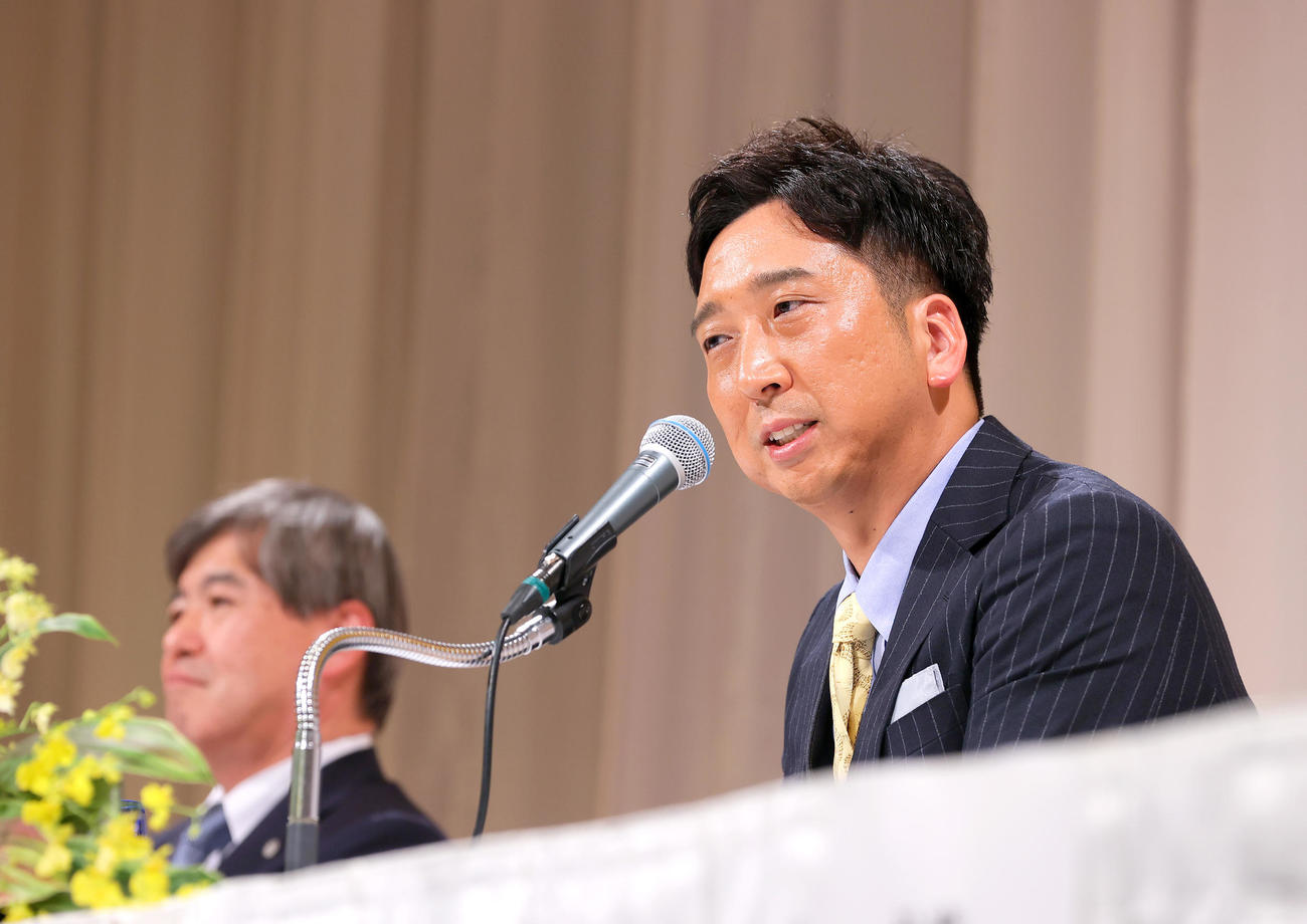 阪神の監督に就任し会見する藤川新監督。左は阪神杉山オーナー（撮影・上山淳一）