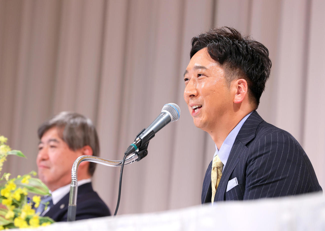 阪神の監督に就任し会見する藤川新監督（撮影・上山淳一）