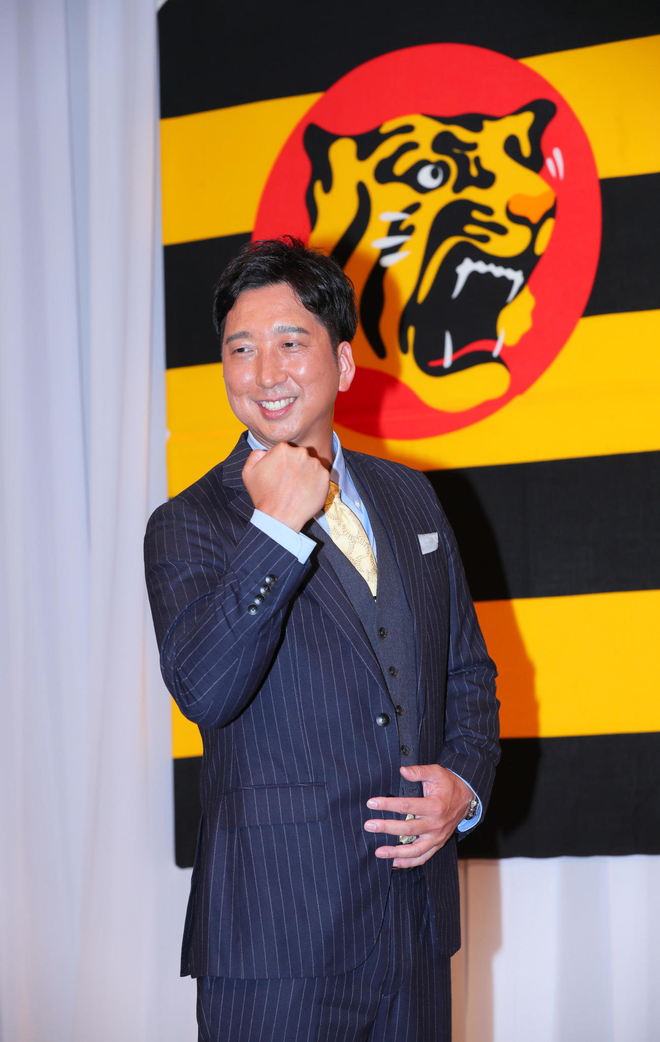 阪神藤川新監督は就任会見を終え、フォトセッションでポーズを決める（撮影・上山淳一）