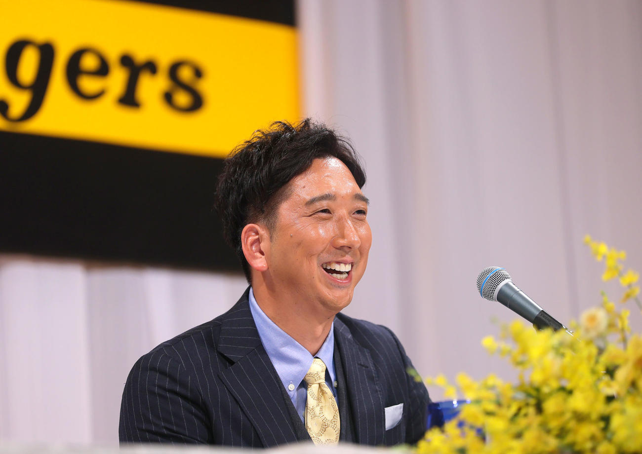阪神の監督に就任し会見する藤川新監督（撮影・上山淳一）