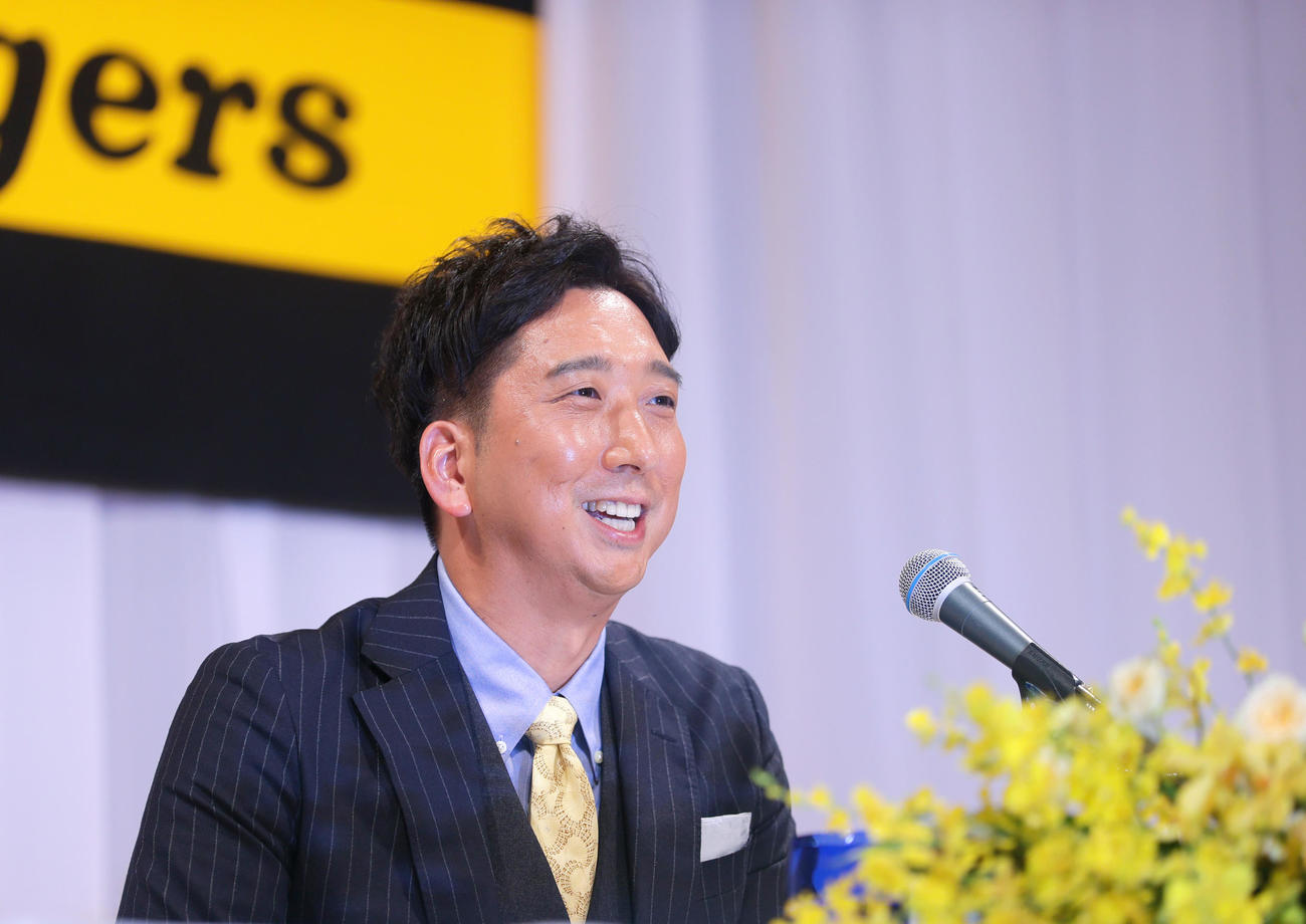 阪神の監督に就任し会見する藤川新監督（撮影・上山淳一）