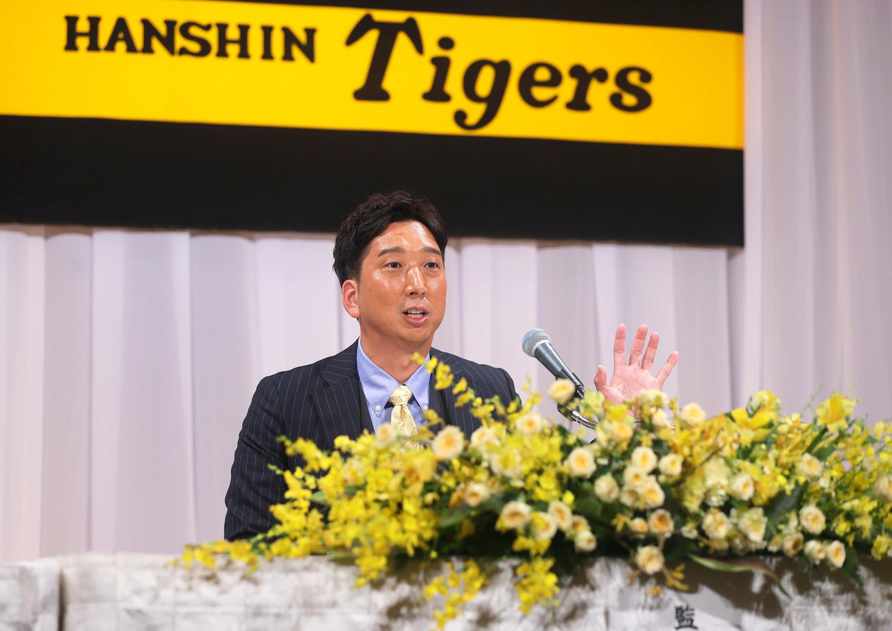 阪神の監督に就任し会見する藤川新監督（撮影・上山淳一）