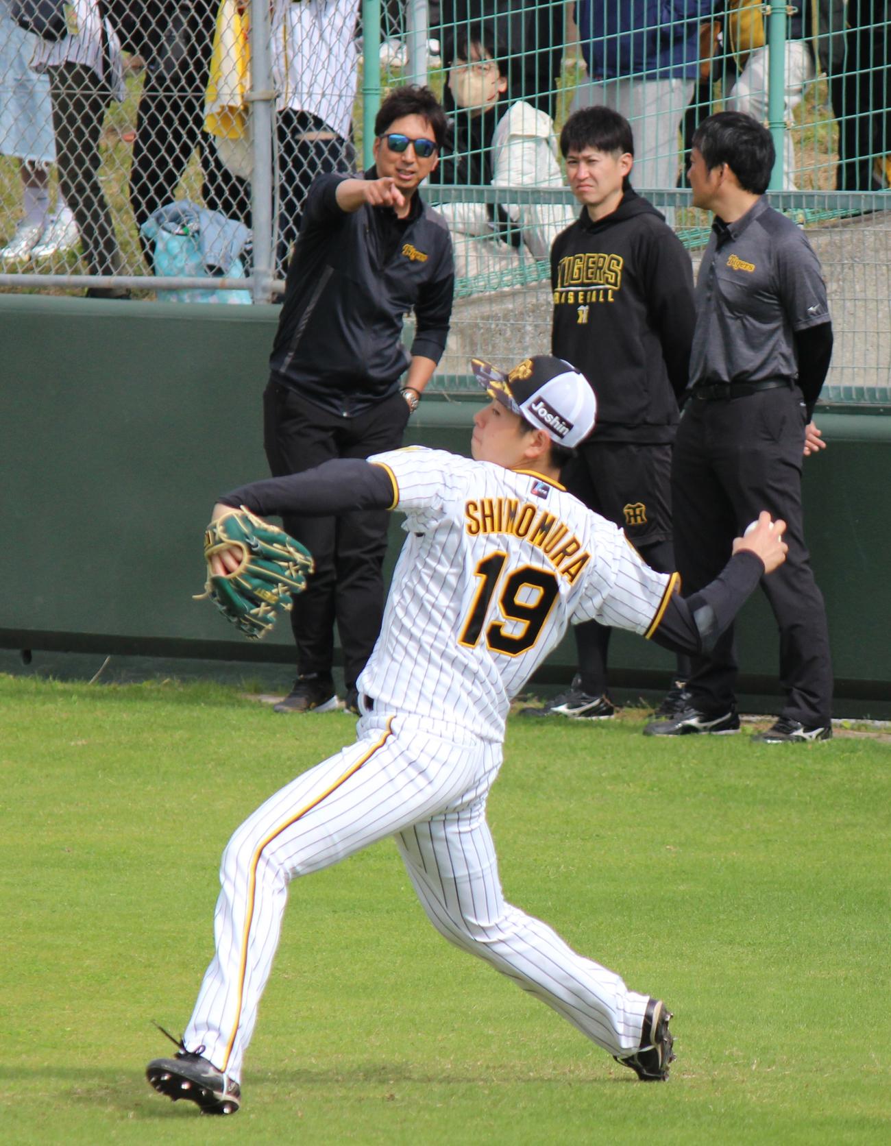 藤川球児SAの前でキャッチボールする（2024年2月10日撮影）