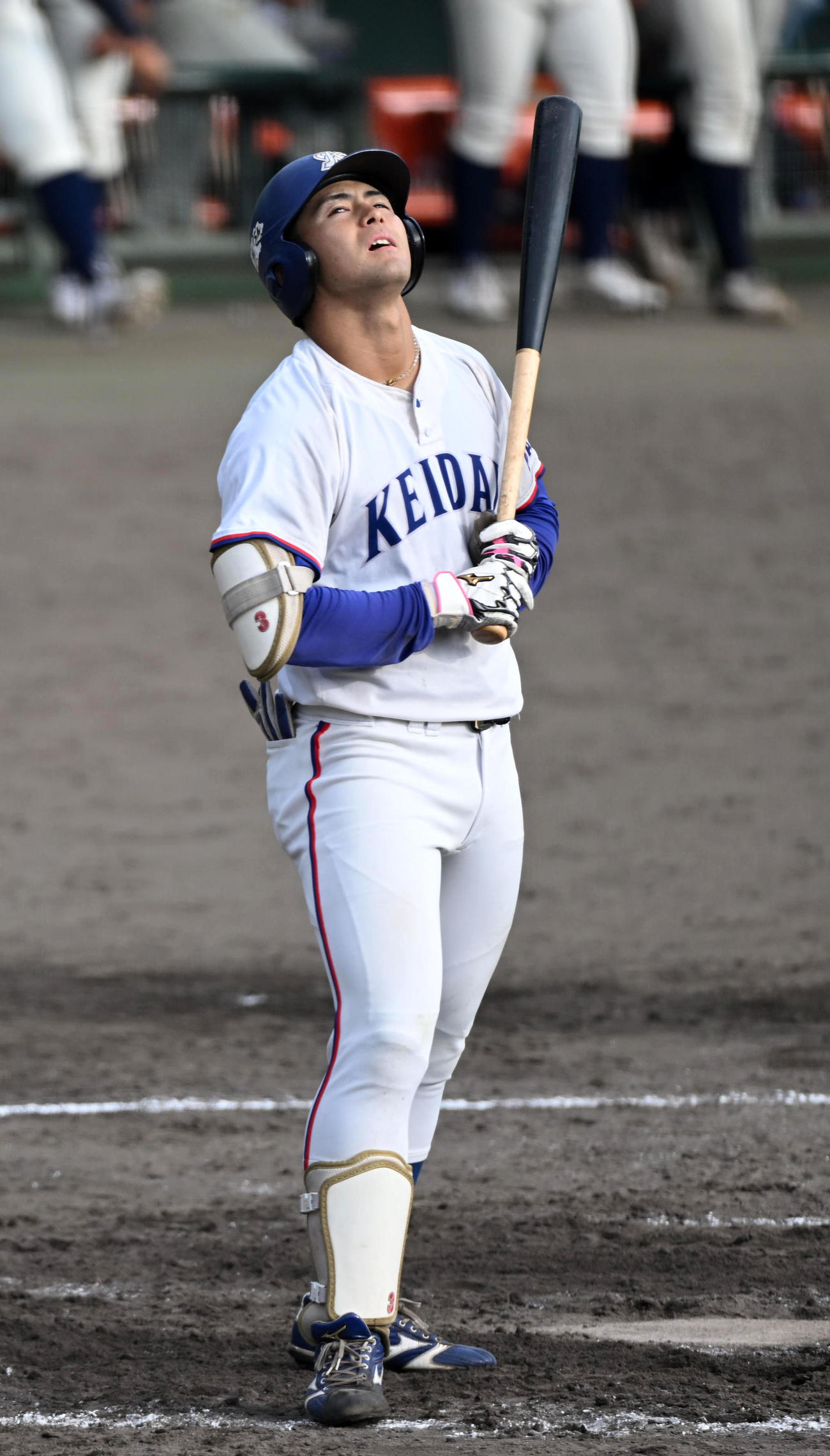 大商大対大経大　8回裏大経大2死二塁、柴崎は見逃し三振に倒れがっくりする（撮影・前岡正明）