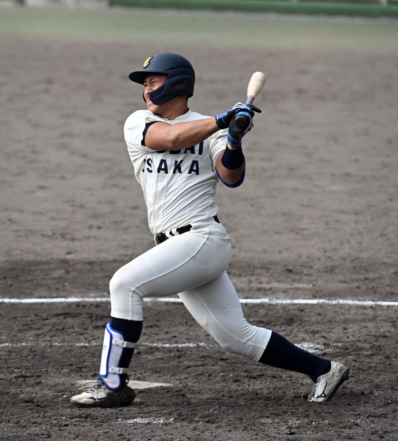 大商大対大経大　4回表大商大2死、渡部は遊撃内野安打を放つ（撮影・前岡正明）