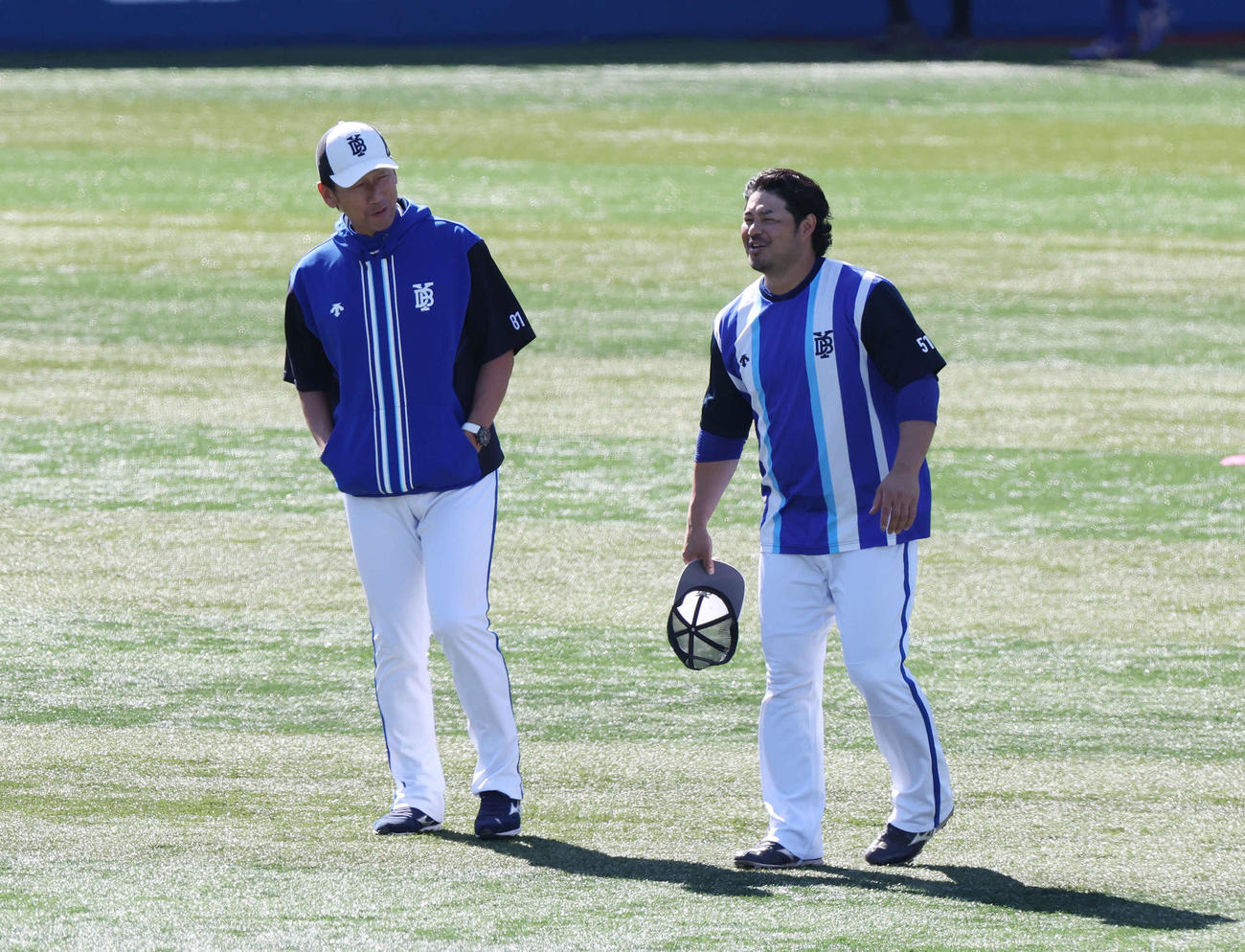 練習中、言葉を交わすDeNA三浦監督（左）と宮崎（撮影・宮地輝）