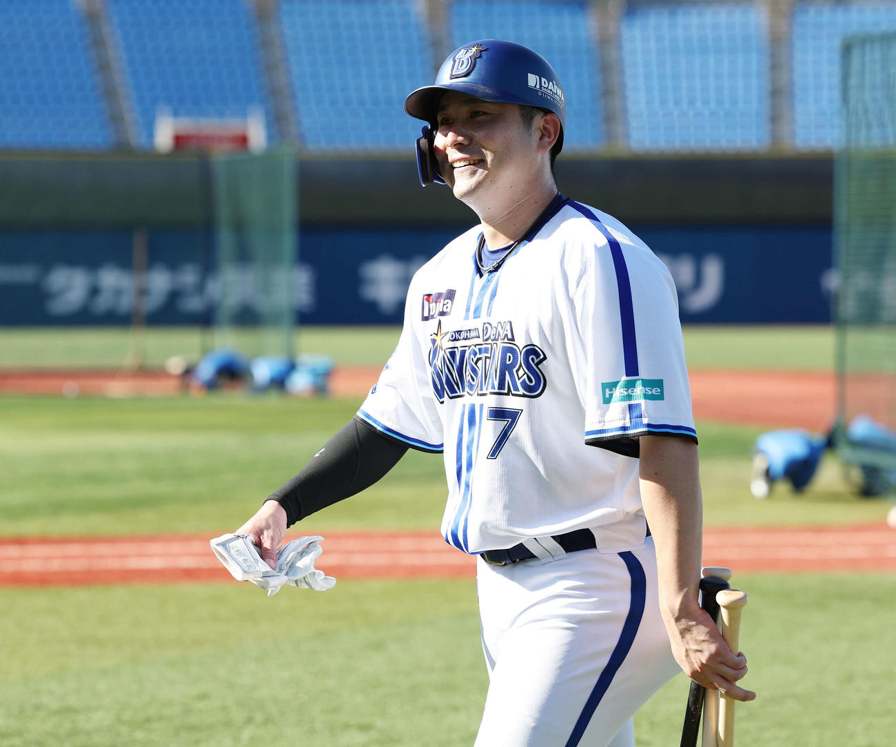 練習中、笑顔を見せるDeNA佐野（撮影・宮地輝）