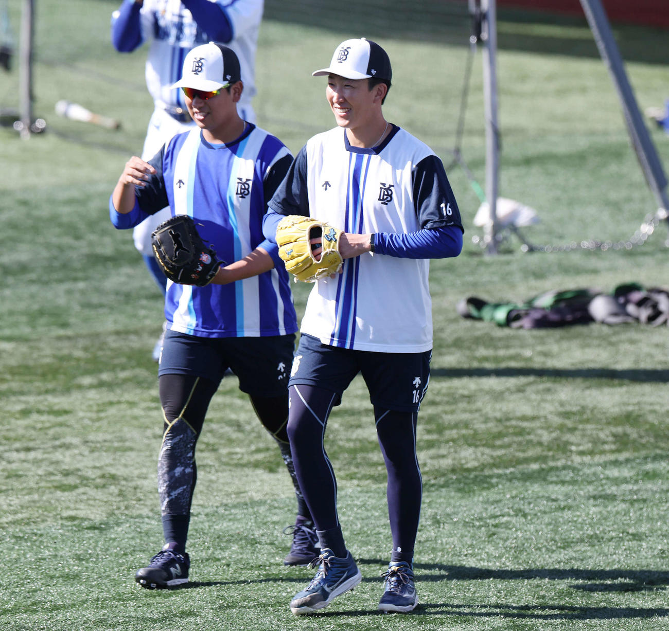 練習中、笑顔を見せるDeNA大貫（右）（撮影・宮地輝）