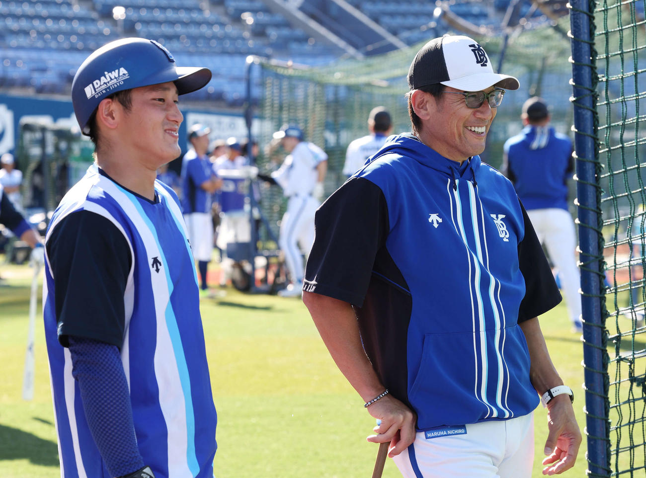 練習中、談笑するDeNA松尾（左）と三浦監督（撮影・宮地輝）