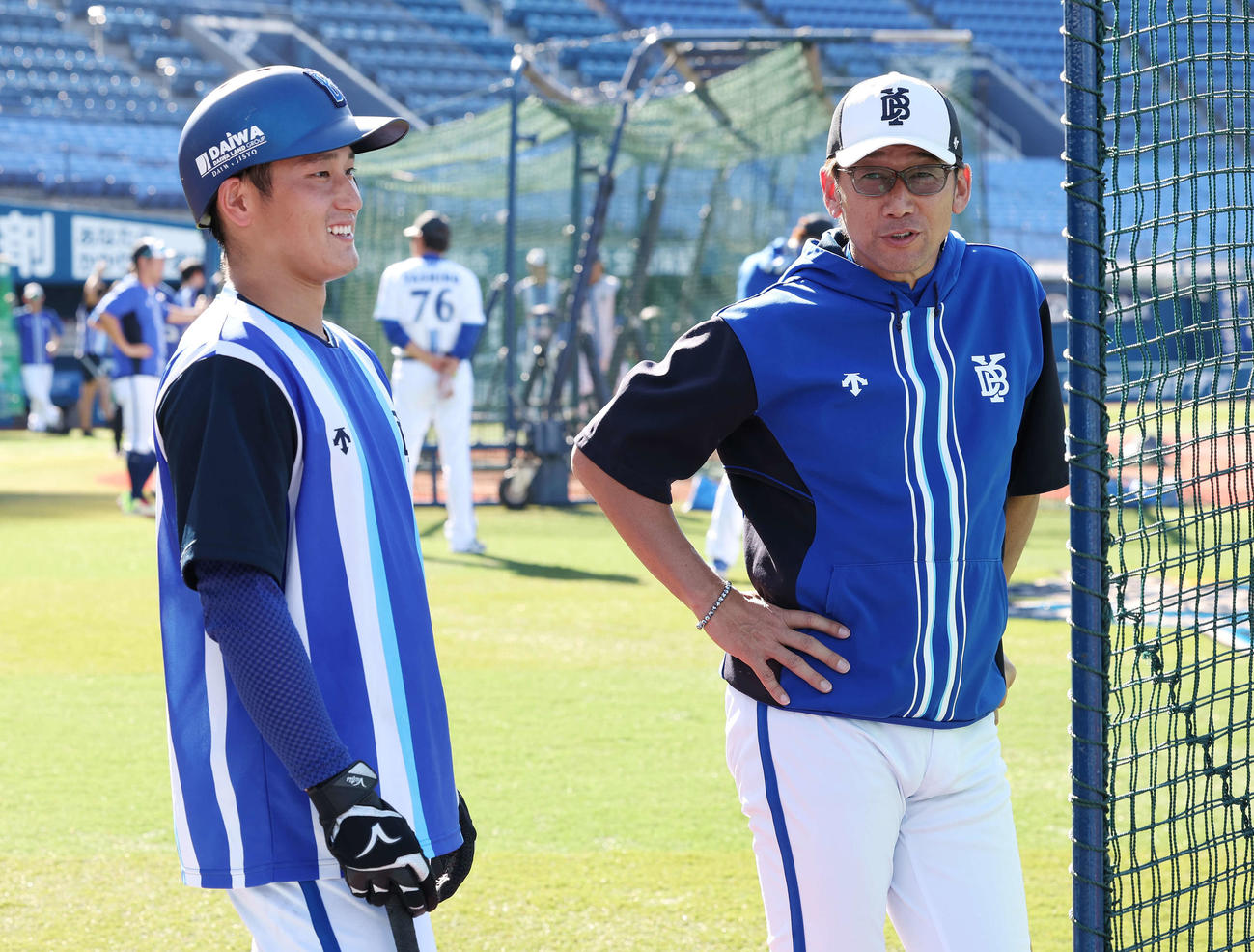 練習中、談笑するDeNA松尾（左）と三浦監督（撮影・宮地輝）
