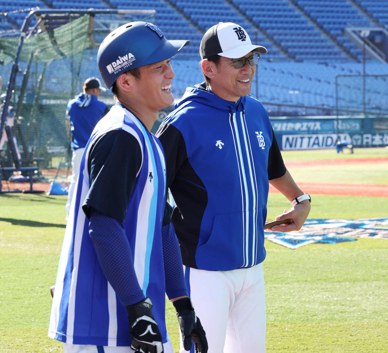 練習中、談笑するDeNA松尾（左）と三浦監督（撮影・宮地輝）
