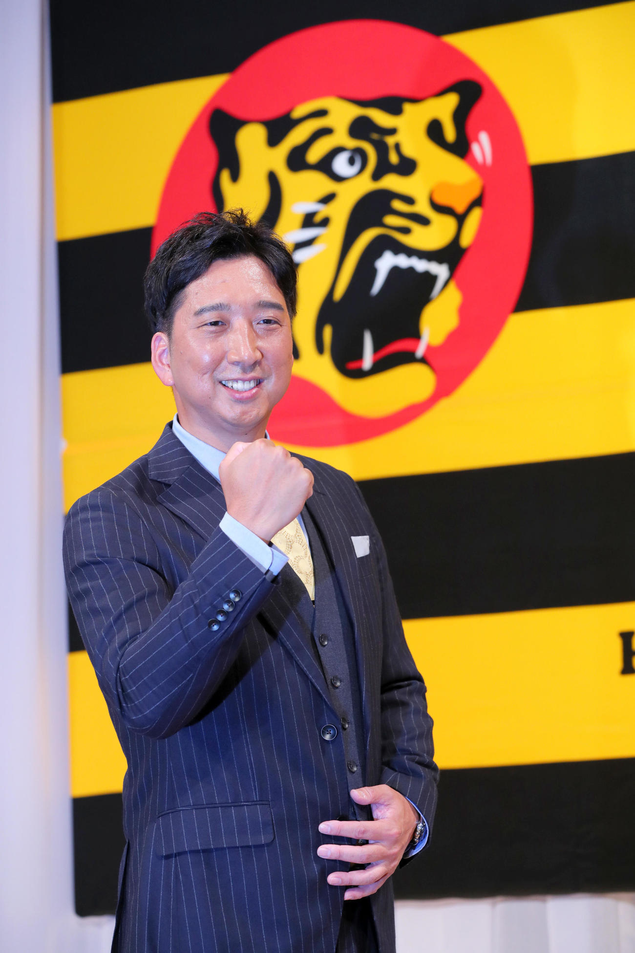 阪神藤川新監督は就任会見を終え、フォトセッションでポーズを決める（撮影・上山淳一）