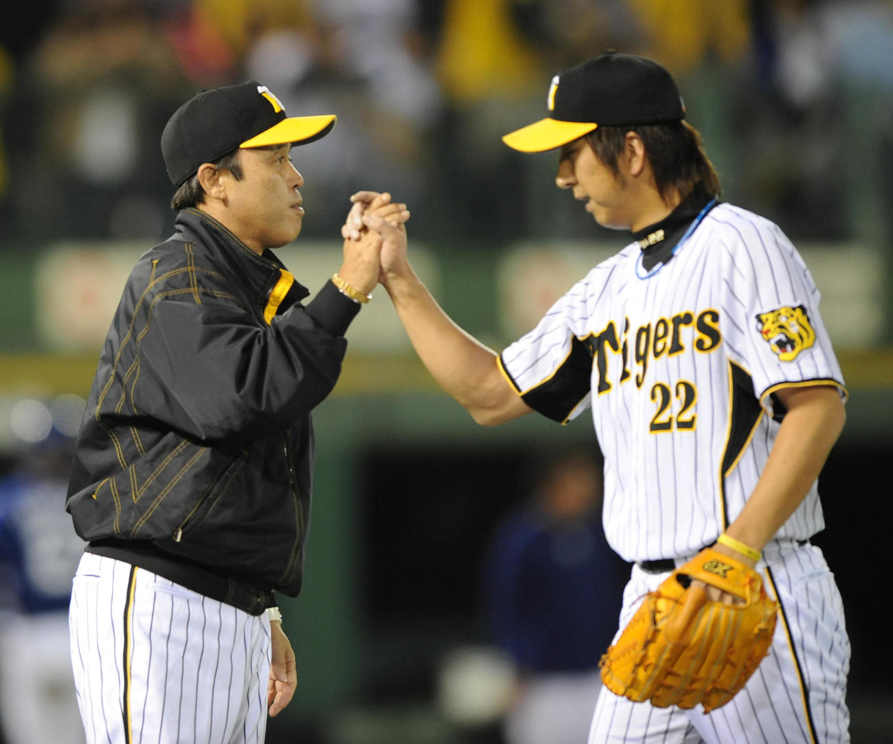 08年10月12日、中日に勝利し、藤川球児を迎える阪神岡田監督