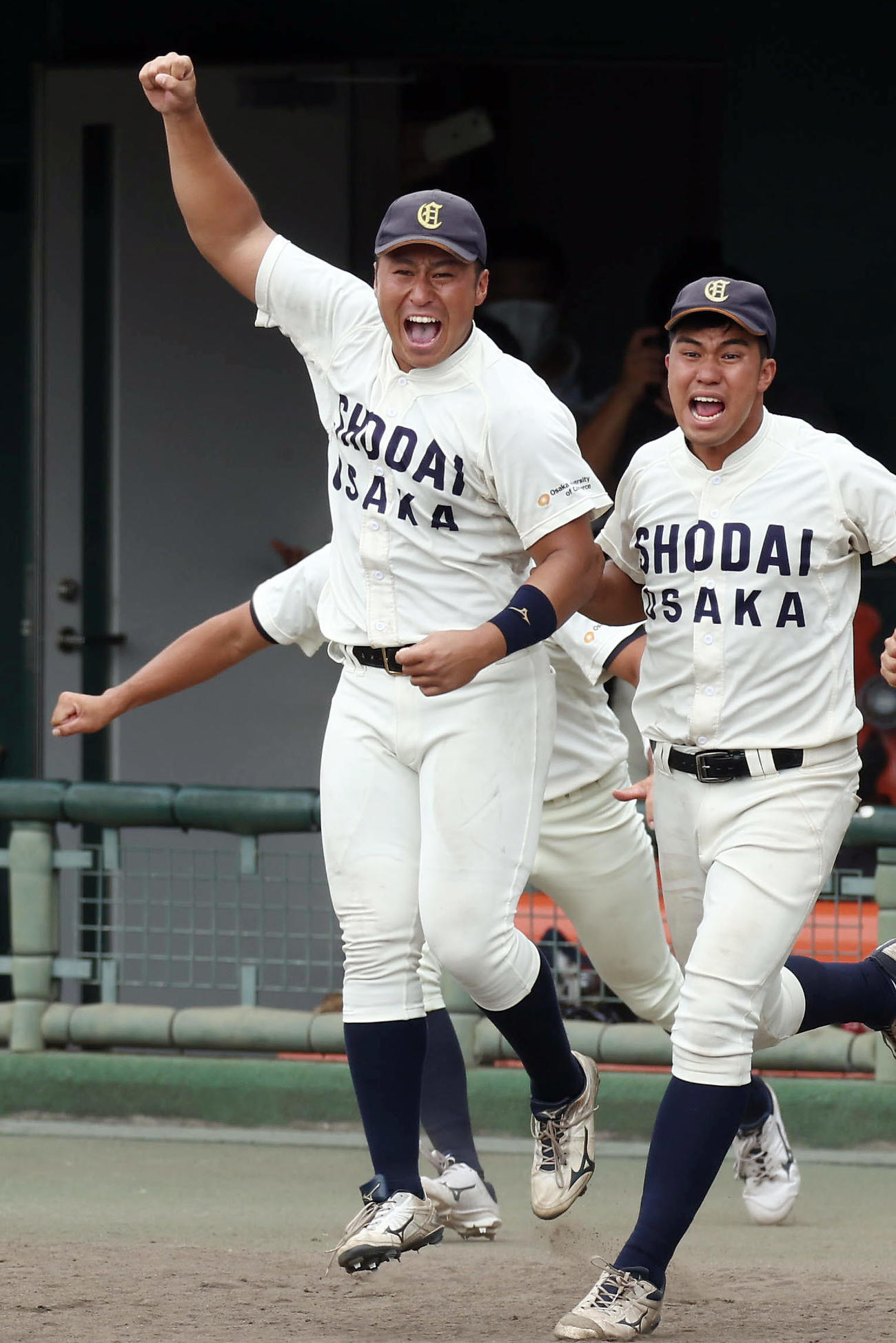 大経大対大商大　9回裏大商大2死満塁、代打蜷川のサヨナラ打で優勝を決め、ガッツポーズでベンチを飛び出す渡部（左）ら（撮影・前田充）