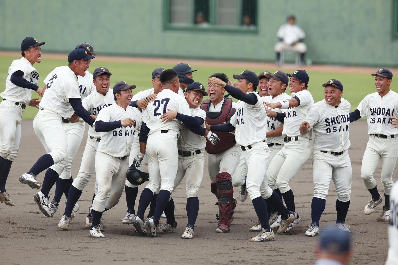 大経大対大商大　9回裏大商大2死満塁、代打蜷川のサヨナラ打で優勝を決め、歓喜する大商大ナイン（撮影・前田充）