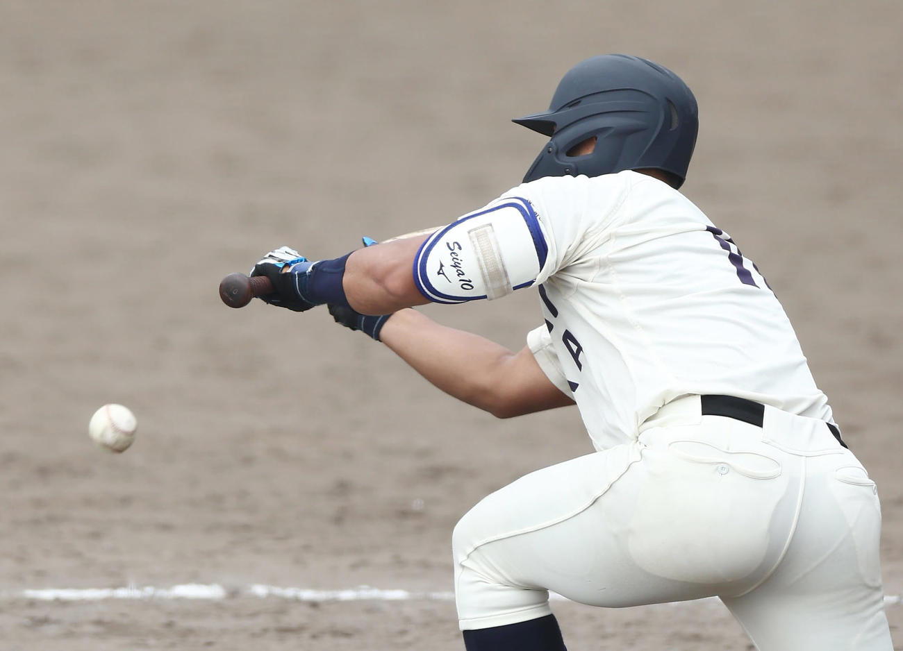 大経大対大商大　9回裏大商大無死一、二塁、犠打を決める渡部（撮影・前田充）