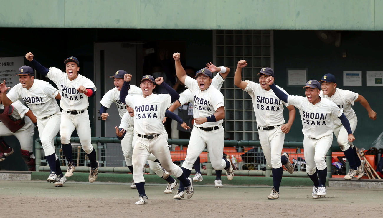 大経大対大商大　9回裏大商大2死満塁、代打蜷川のサヨナラ打で優勝を決め、ベンチを飛び出す渡部（中央）ら大商大ナイン（撮影・前田充）