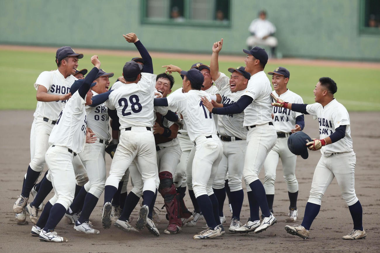 大経大対大商大　9回裏大商大2死満塁、代打蜷川のサヨナラ打で優勝を決め、歓喜する大商大ナイン（撮影・前田充）