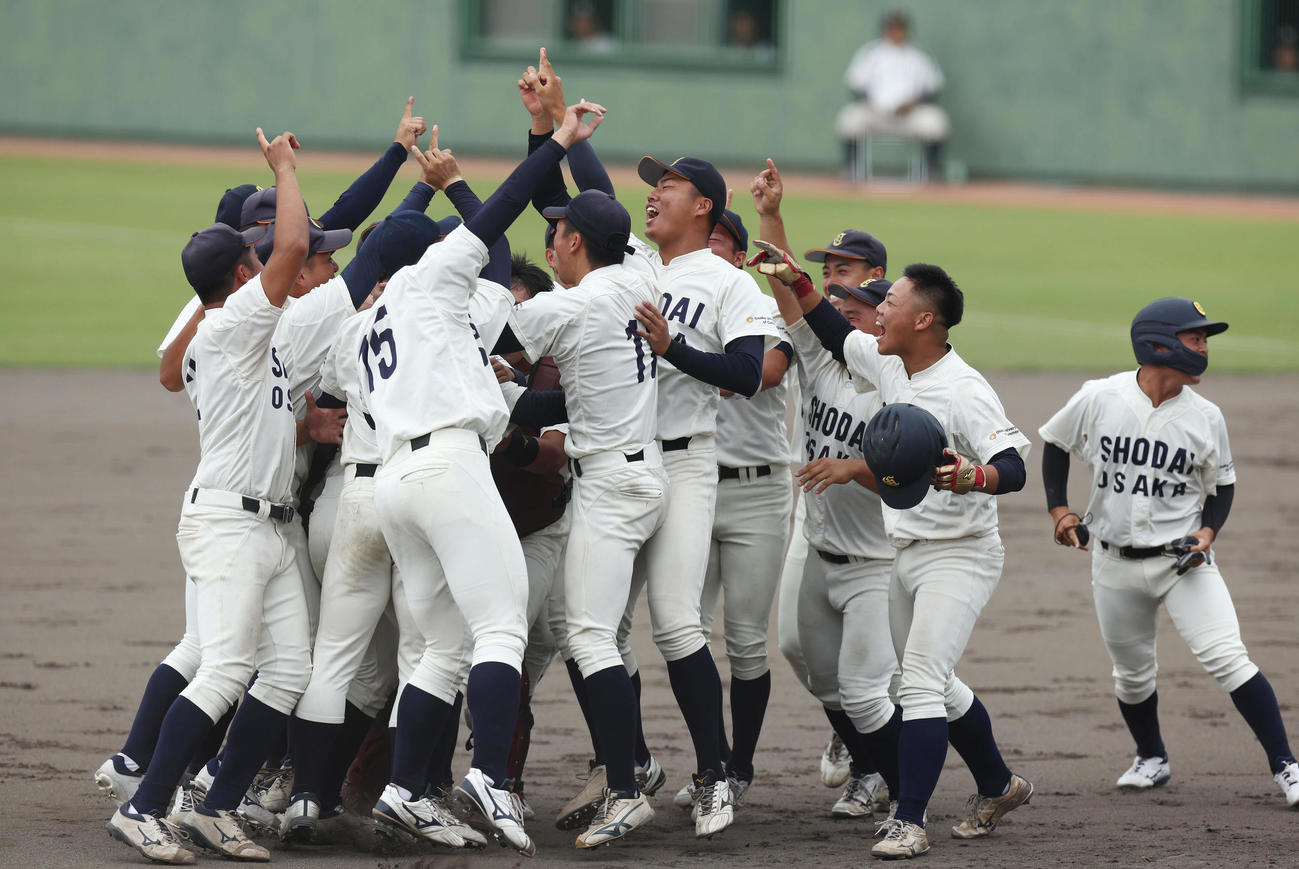 大経大対大商大　9回裏大商大2死満塁、代打蜷川のサヨナラ打で優勝を決め、歓喜する大商大ナイン（撮影・前田充）