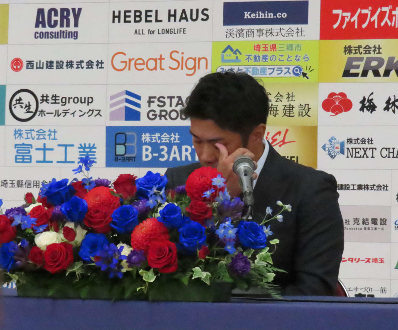 引退会見に臨み、涙を浮かべるBC埼玉・由規（撮影・水谷京裕）