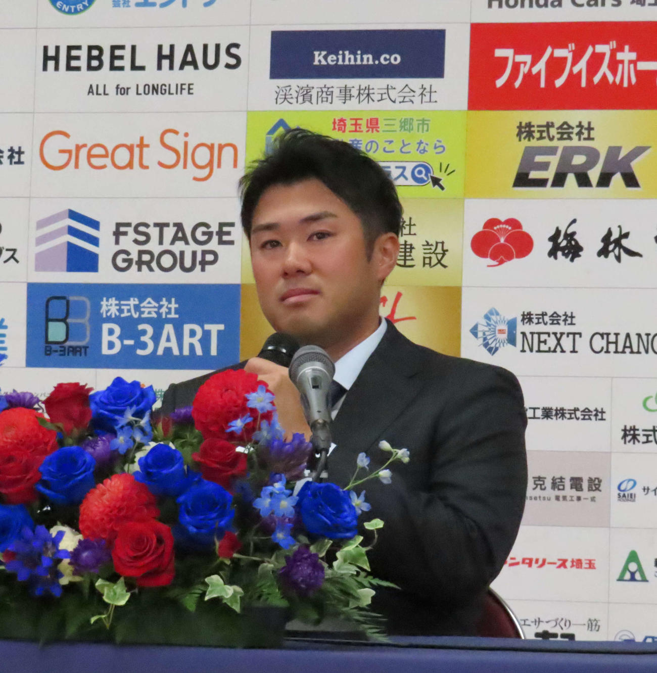引退会見に臨み、涙を浮かべるBC埼玉・由規（撮影・水谷京裕）