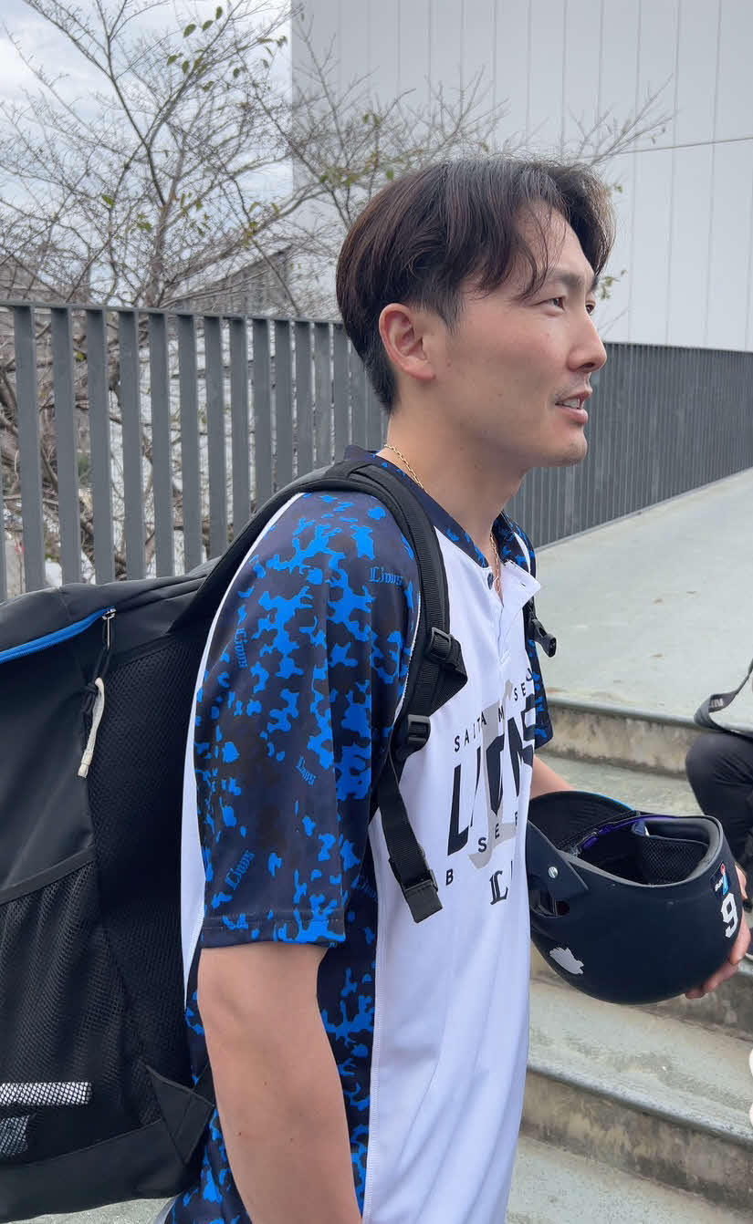 秋季練習後、報道陣の取材に応じる源田（撮影・平山連）