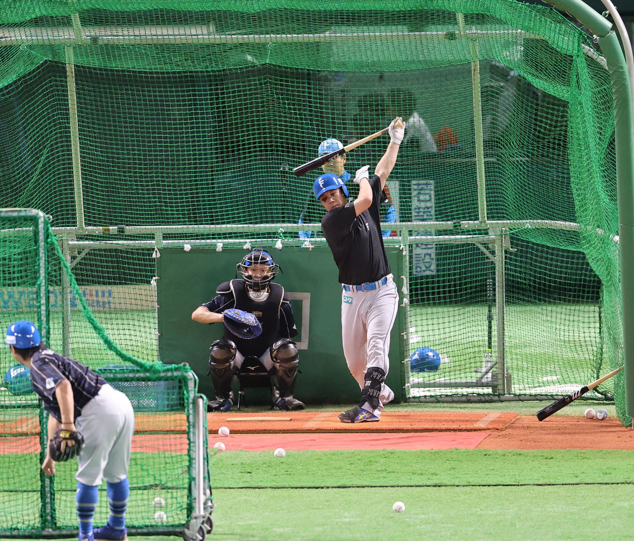 ソフトバンク対日本ハム　打撃練習をする伏見（撮影・梅根麻紀）