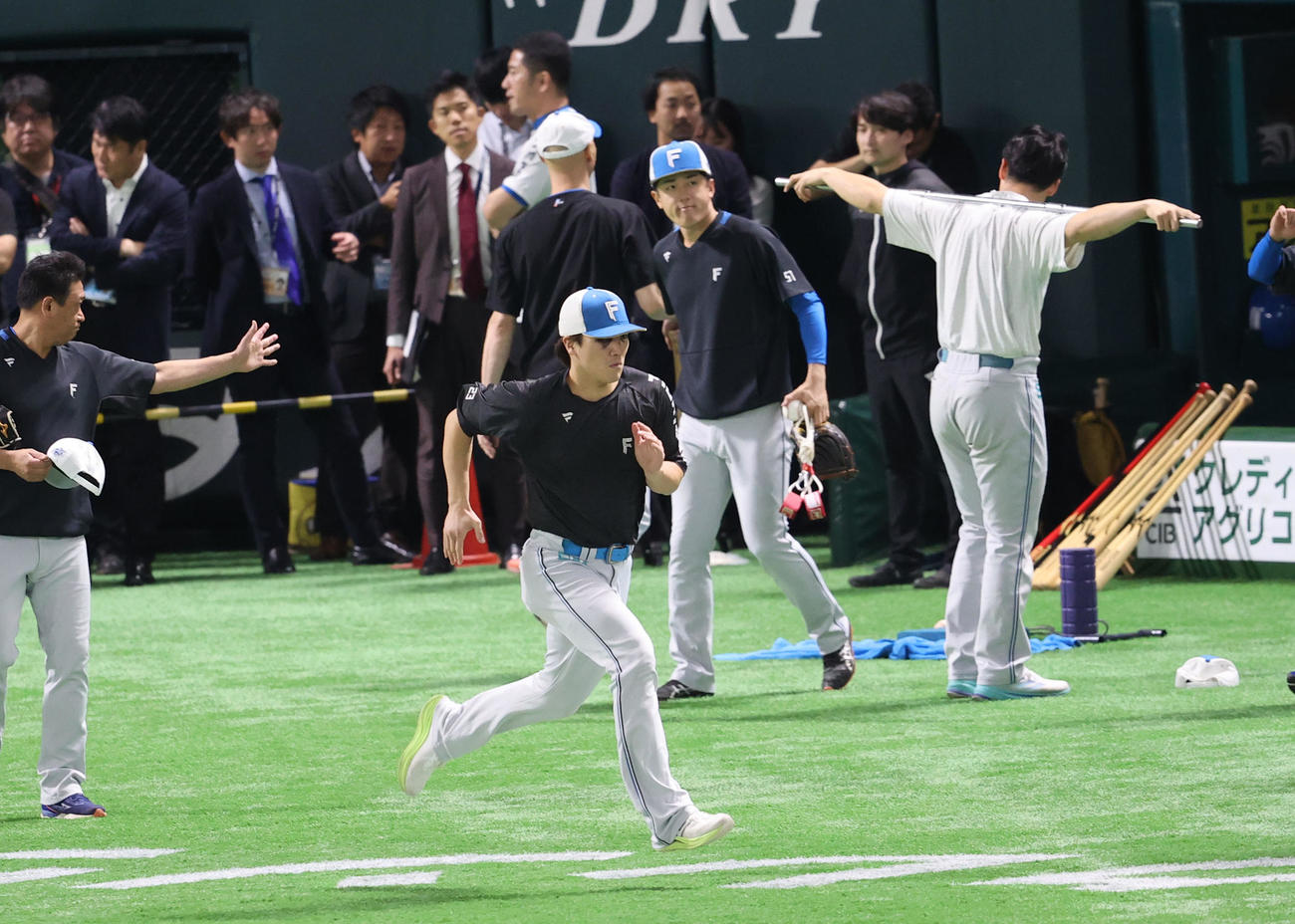 ソフトバンク対日本ハム　試合前、体をほぐす伏見（撮影・梅根麻紀）