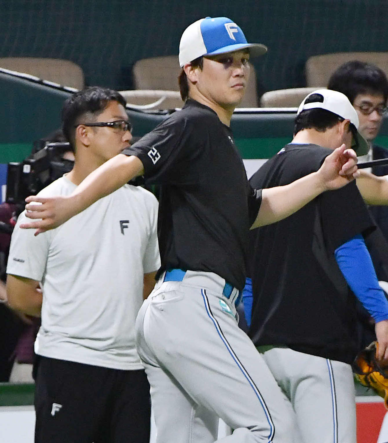 ソフトバンク対日本ハム　ウオーミングアップを行う伏見（撮影・岩下翔太）