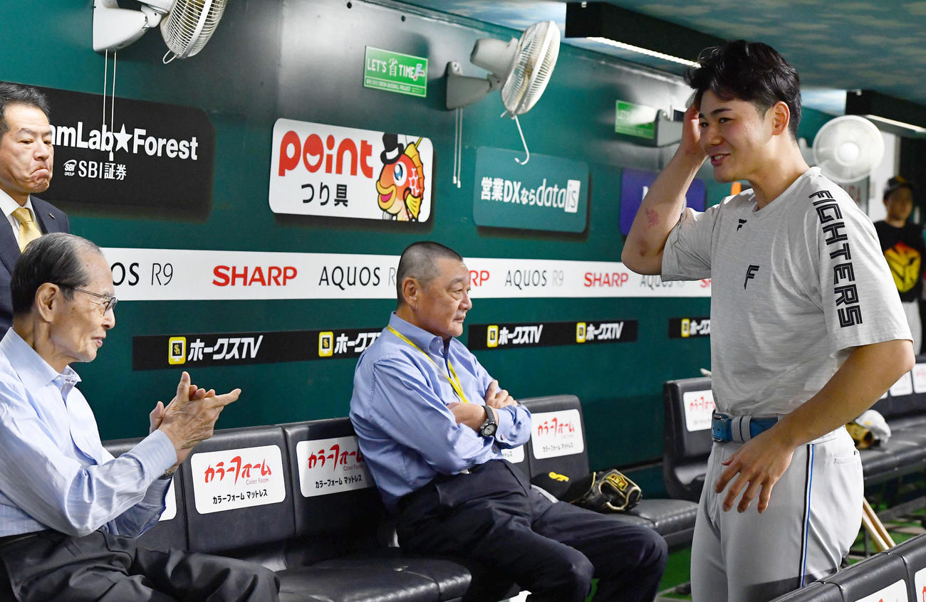 ソフトバンク対日本ハム　試合前、ソフトバンク王球団会長（左）と笑顔で話す日本ハム清宮（撮影・岩下翔太）