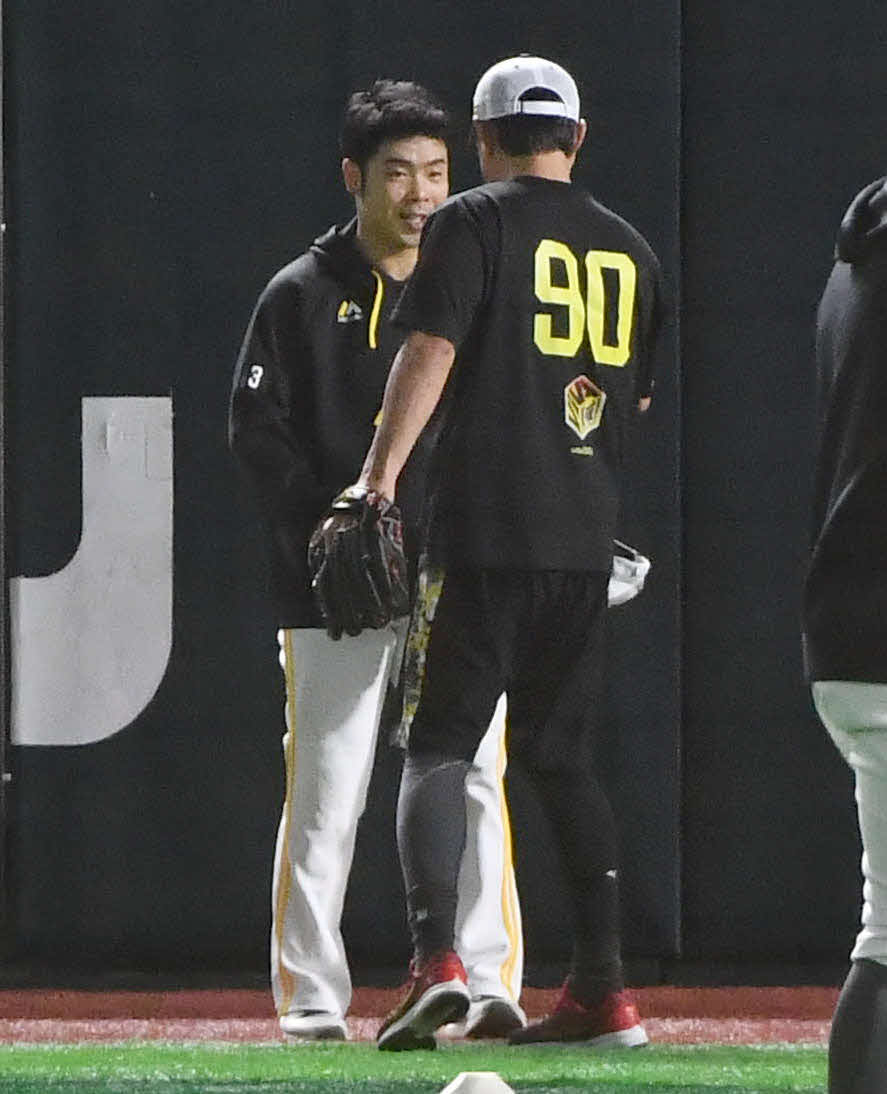 ソフトバンク対日本ハム　試合前、小久保監督（右）と握手を交わす近藤（撮影・岩下翔太）