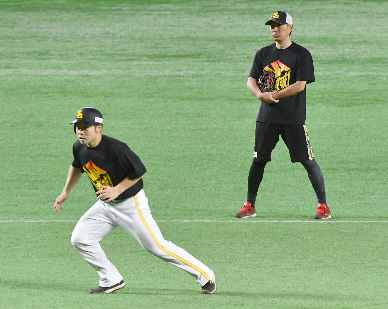 ソフトバンク対日本ハム　試合前、走塁練習を行う近藤（左）を見つめる小久保監督（撮影・岩下翔太）