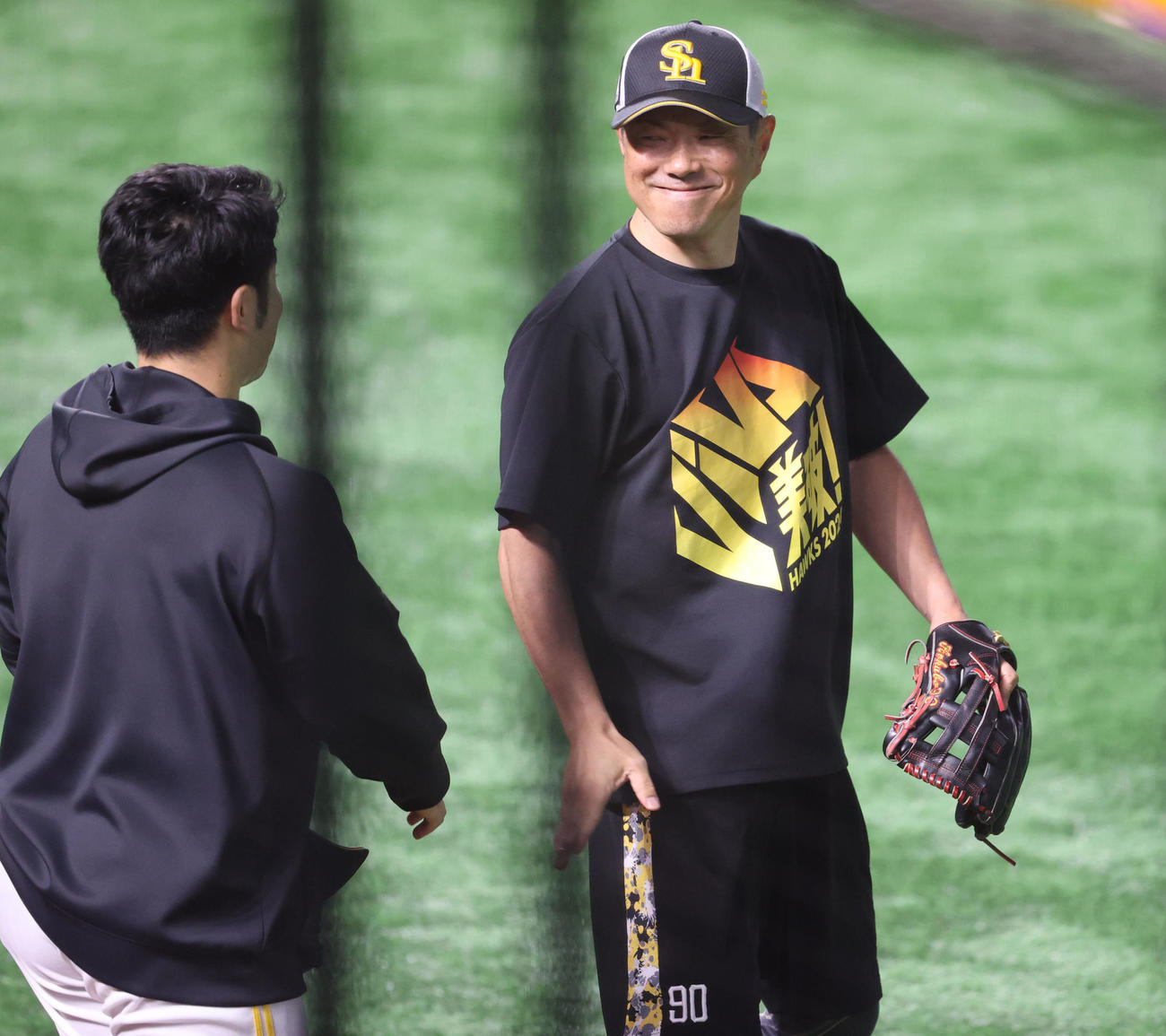 ソフトバンク対日本ハム　試合前、近藤と握手をかわす小久保監督（撮影・梅根麻紀）