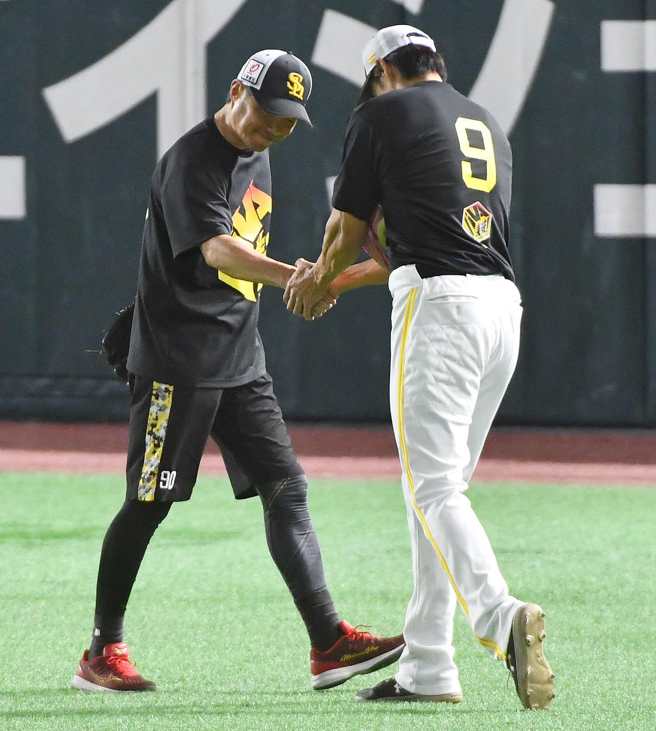ソフトバンク対日本ハム　試合前、柳田（右）と握手を交わす小久保監督（撮影・岩下翔太）
