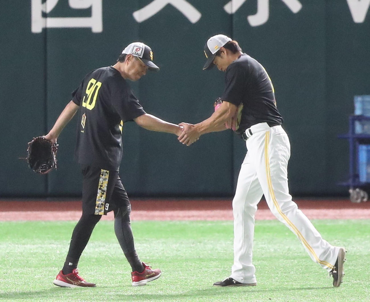ソフトバンク対日本ハム　試合前練習で握手をかわす小久保監督（左）と柳田（撮影・鬼束羽瑠菜）