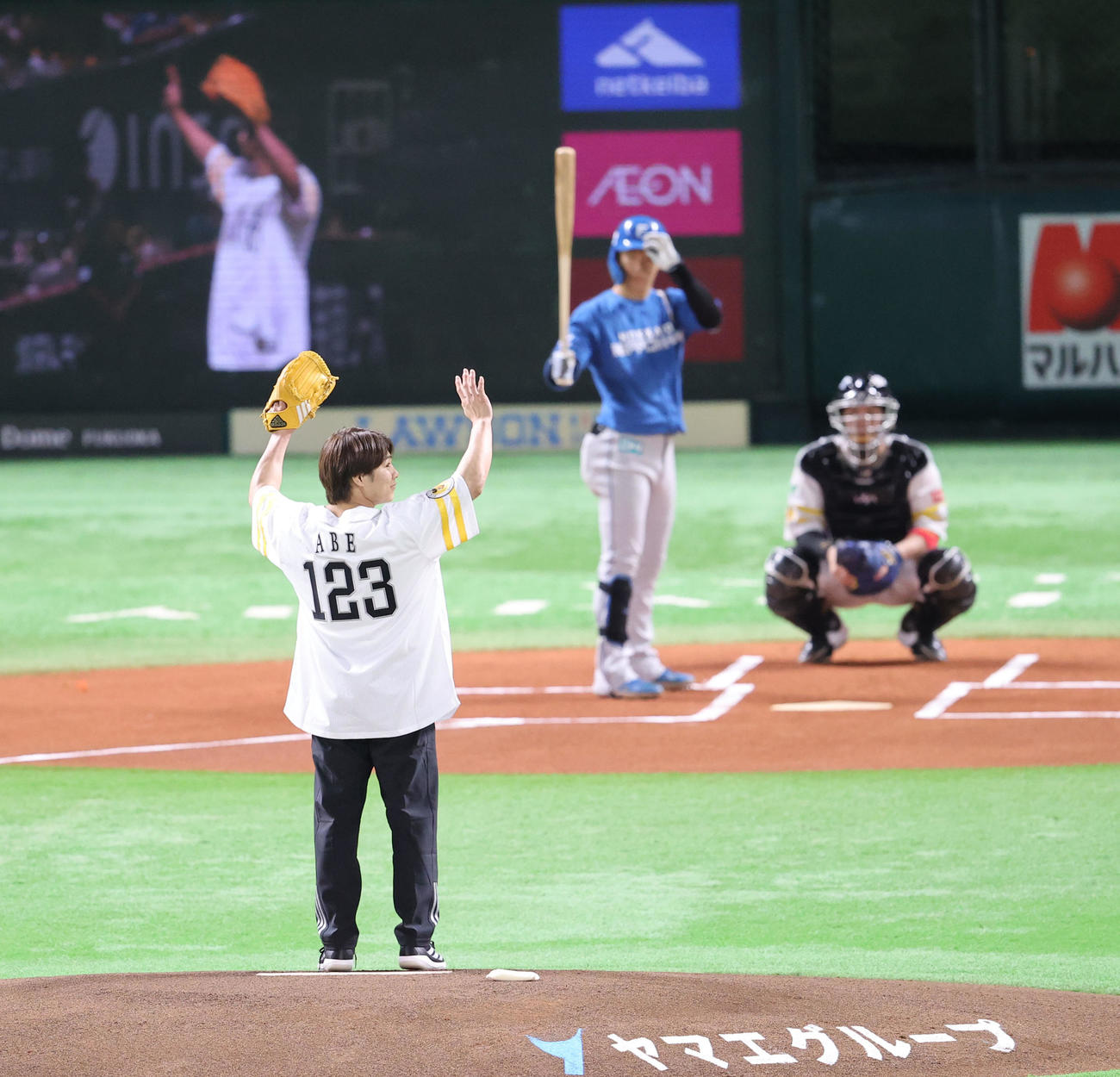 ソフトバンク対日本ハム　始球式で見事な投球を披露した阿部（撮影・梅根麻紀）