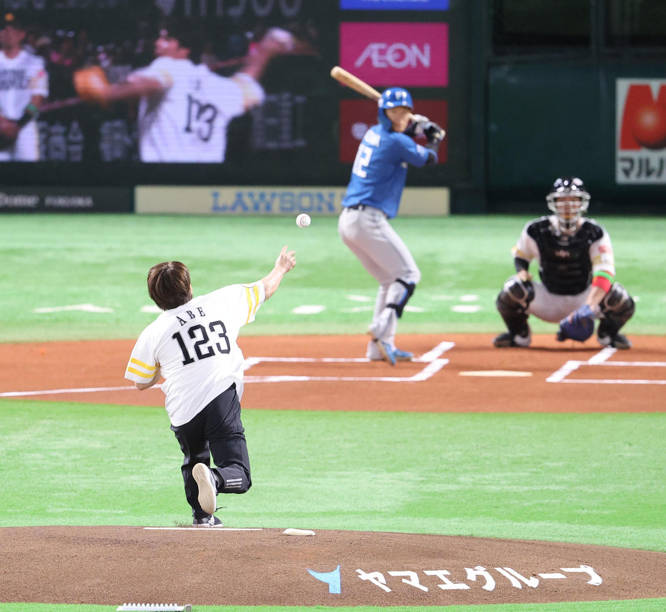 ソフトバンク対日本ハム　始球式で見事な投球を披露した阿部（撮影・梅根麻紀）