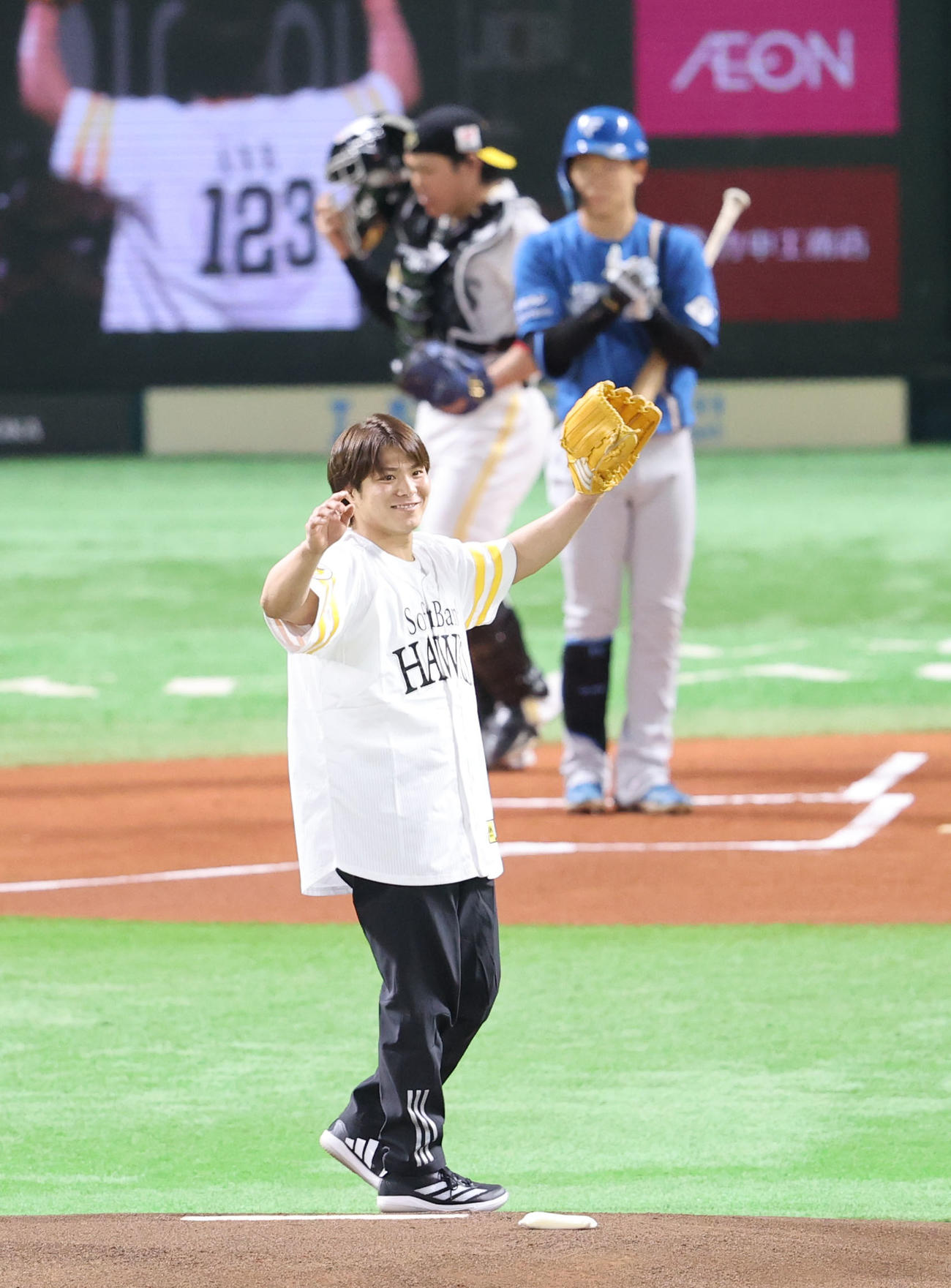 ソフトバンク対日本ハム　始球式で見事な投球を披露した阿部（撮影・梅根麻紀）