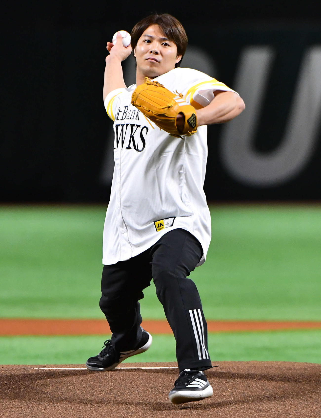 ソフトバンク対日本ハム　始球式を行う、パリ五輪柔道男子66キロ級金メダリストの阿部一二三（撮影・岩下翔太）