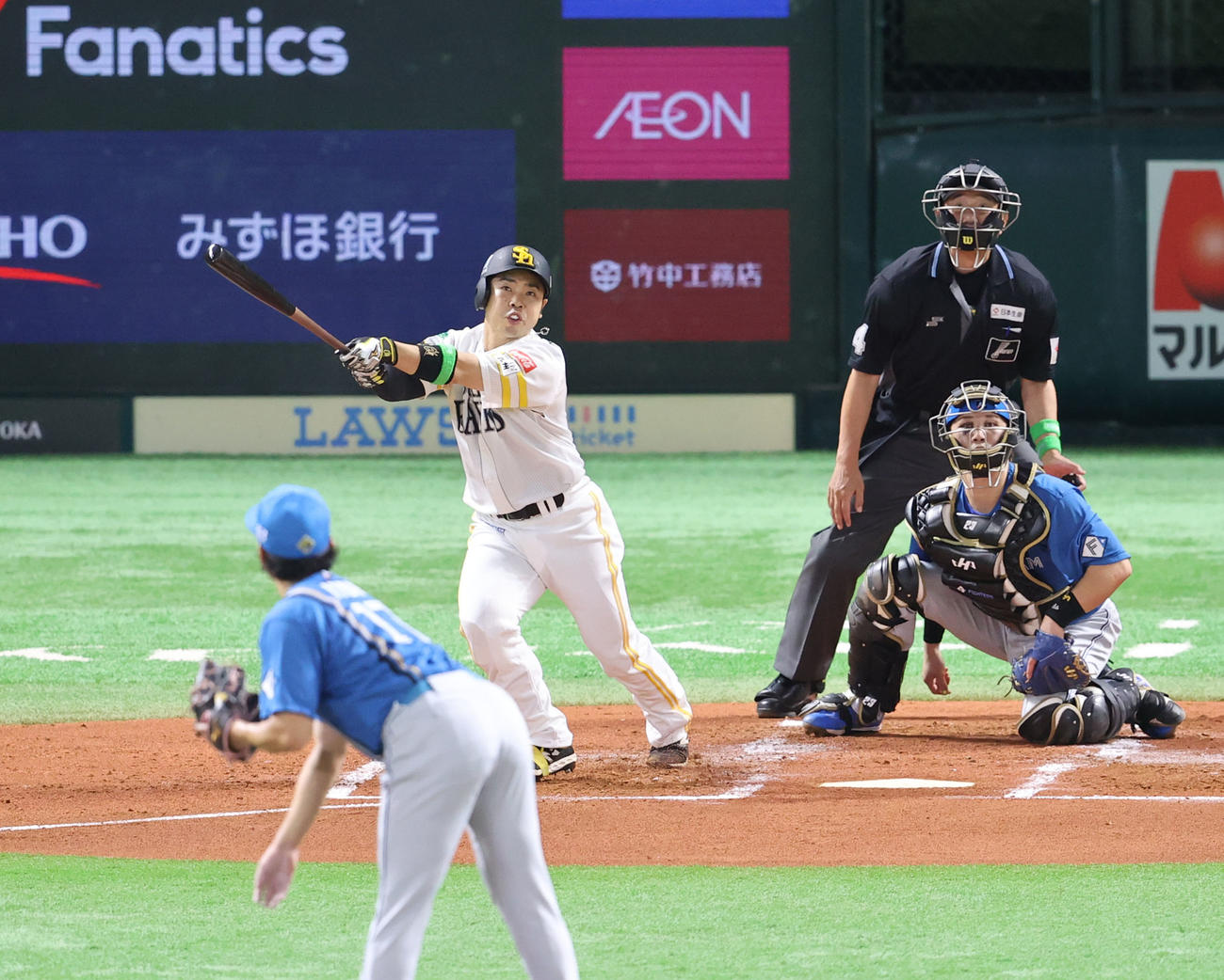 ソフトバンク対日本ハム　2回裏ソフトバンク1死、近藤は中越え二塁打を放つ（撮影・梅根麻紀）