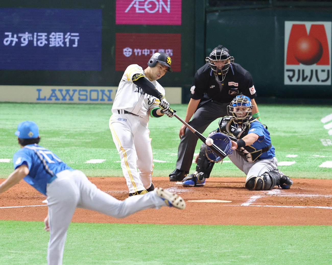 ソフトバンク対日本ハム　2回裏ソフトバンク1死、近藤は中越え二塁打を放つ（撮影・梅根麻紀）