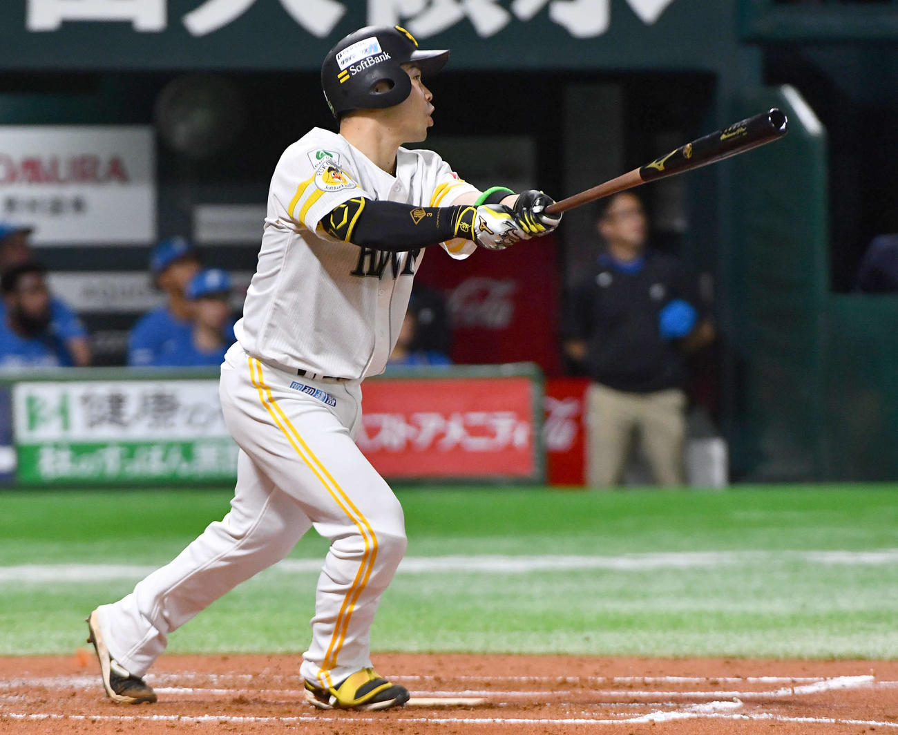 ソフトバンク対日本ハム　2回裏ソフトバンク1死、近藤は中二塁打を放つ（撮影・岩下翔太）
