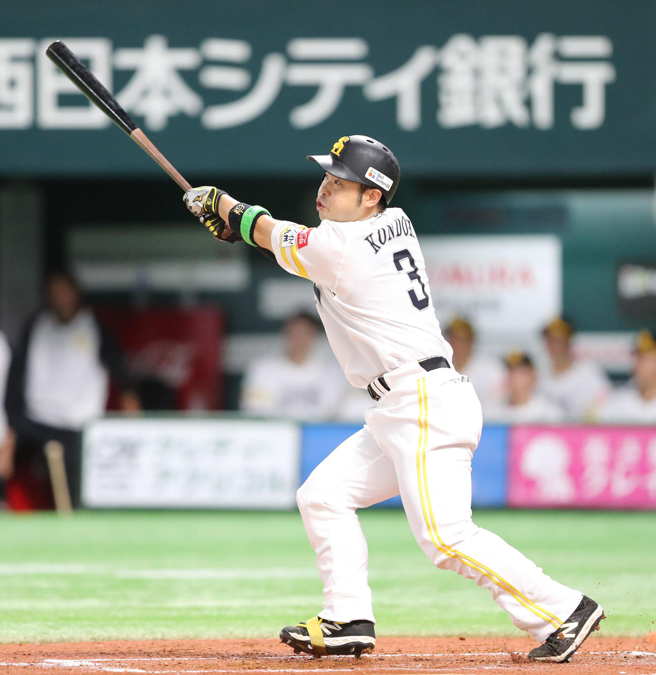 ソフトバンク対日本ハム　2回裏ソフトバンク1死、近藤は中越え二塁打を放つ（撮影・鬼束羽瑠菜）
