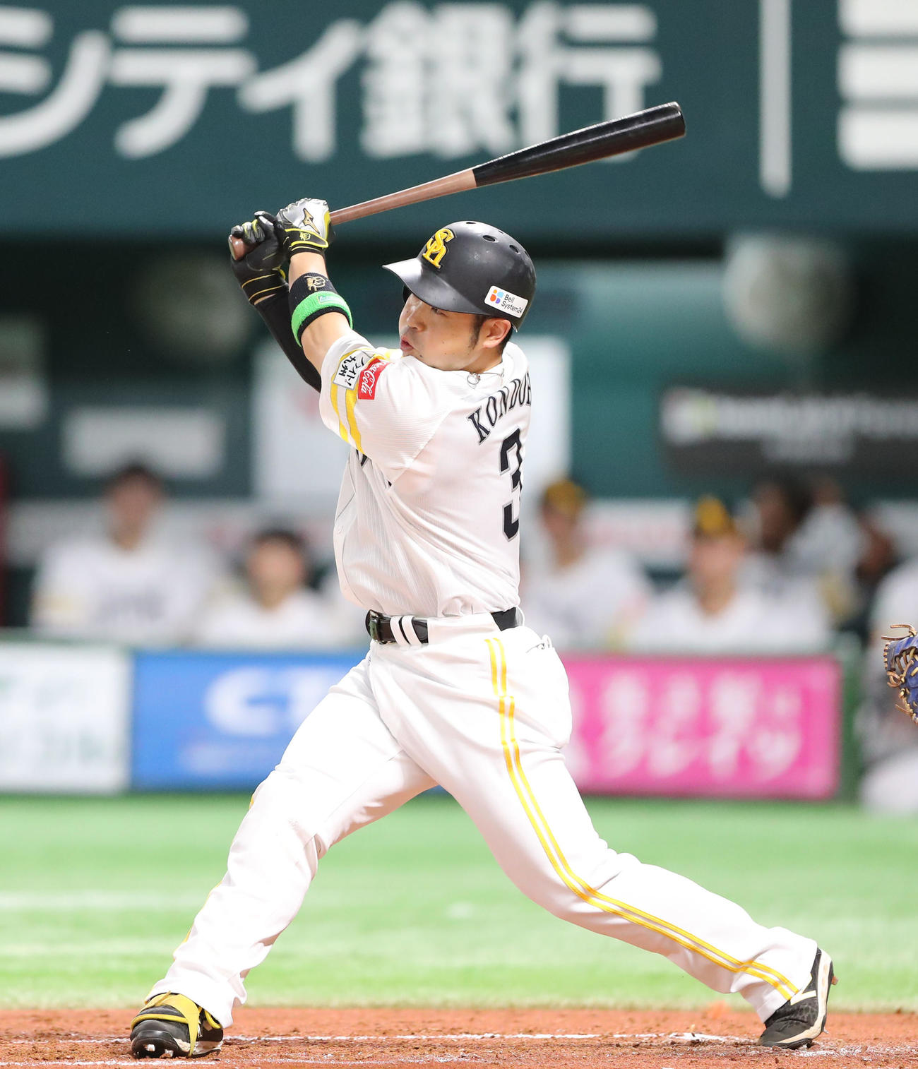 ソフトバンク対日本ハム　2回裏ソフトバンク1死、近藤は中越え二塁打を放つ（撮影・鬼束羽瑠菜）