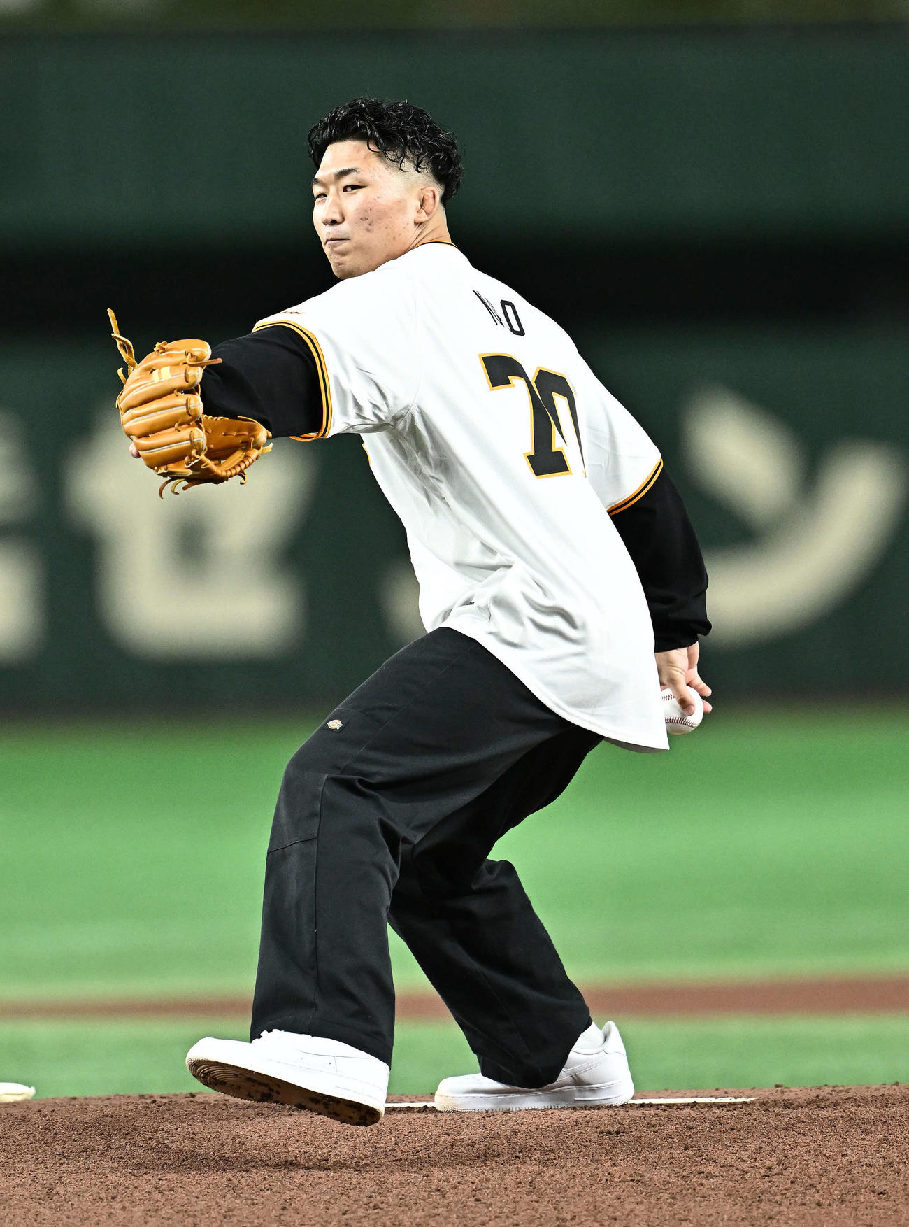 巨人対DeNA　セレモニアルピッチで投球する男子レスリングの日下（撮影・滝沢徹郎）