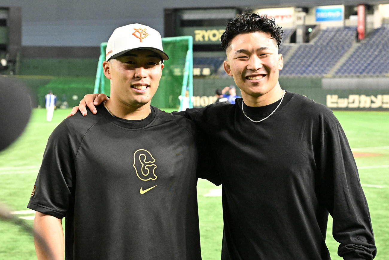 巨人対DeNA　試合前練習を訪れた男子レスリング日下（右）は巨人浅野と記念撮影する（撮影・滝沢徹郎）