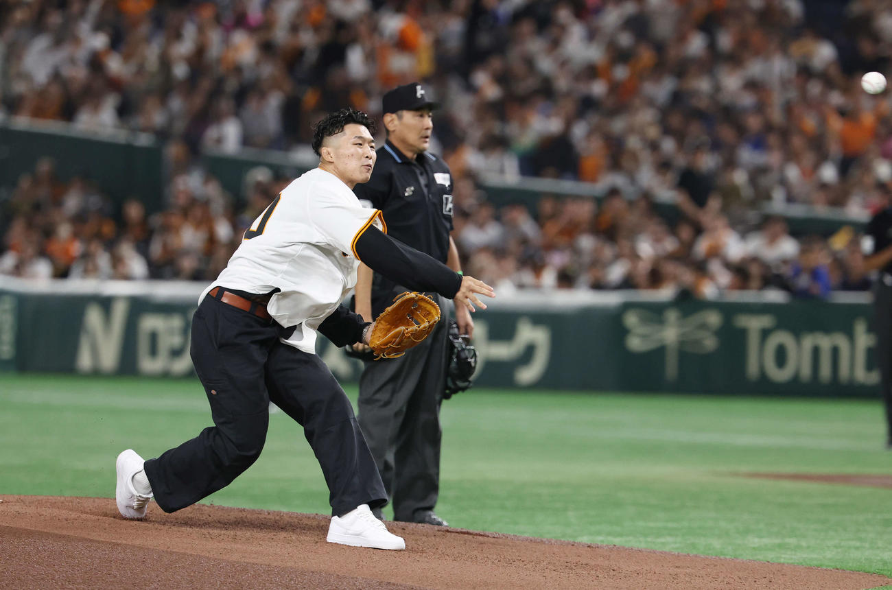 巨人対DeNA　試合前、セレモニアルピッチで投球する日下尚（撮影・宮地輝）