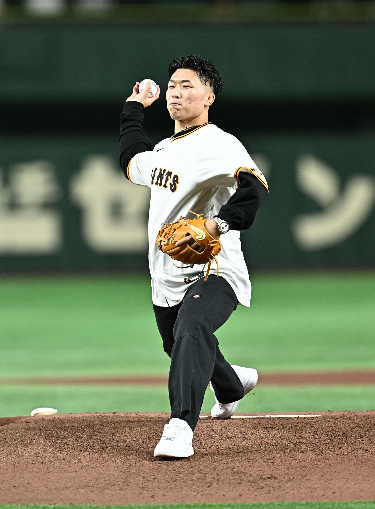 巨人対DeNA　セレモニアルピッチで投球する男子レスリングの日下（撮影・滝沢徹郎）